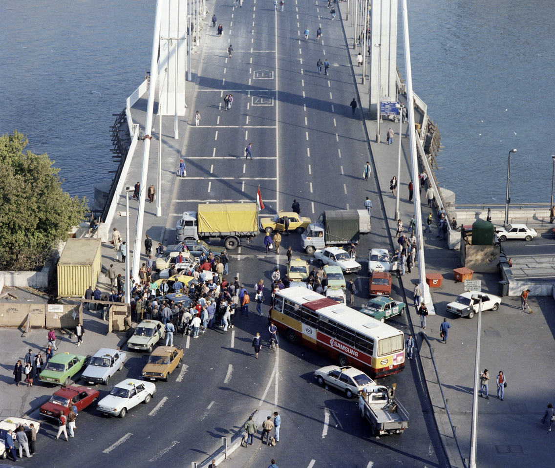 Az Erzsébet híd budai hídfője a Gellért-hegyről nézve, 1990