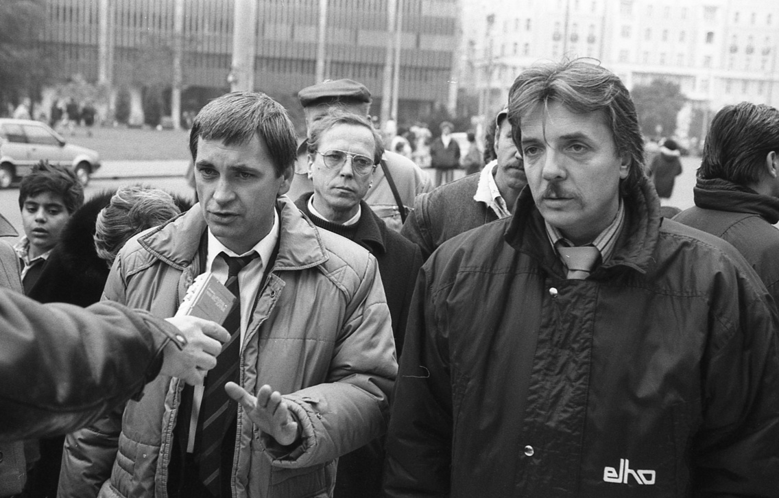 Kossuth Lajos tér, a háttérben (balra) az MTESZ-ház, jobbra Horváth Pál főszervező, 1990