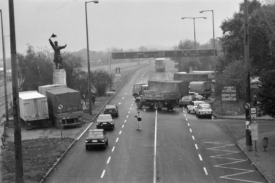 A Budaörsi út az Osztapenko-szobornál, az M1–M7-es autópálya közös szakaszának kezdeténél, 1990