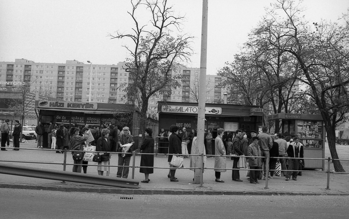 Örs vezér tere, pavilonsor a Sugár Üzletközponttal szemközti oldalon. A felvétel a taxisblokád idején készült, 1990