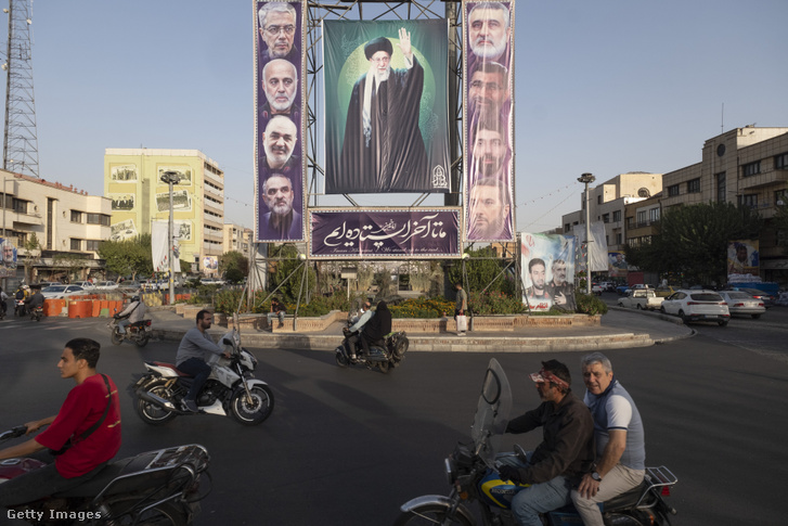 Ali Hamenei portréja egy transzparensen 2025. szeptember 23-án Teheránban, Iránban