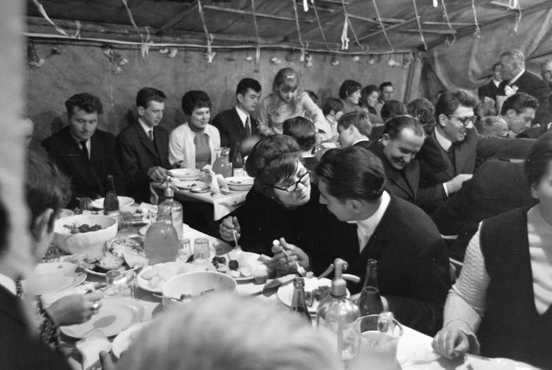 Egy sátoros esküvőn biztos, hogy volt meg van is vonatozás