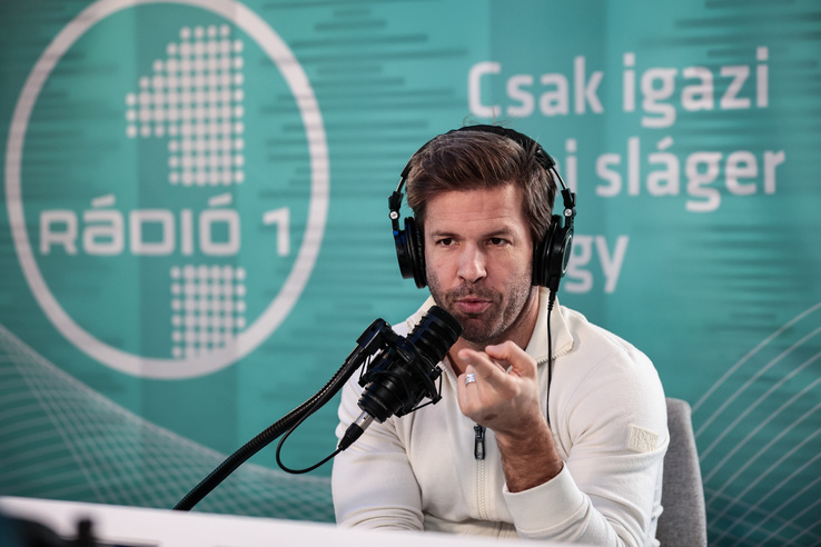 „Ez a szervilitás mélyrepülése” – Sebestyén Balázsék beolvastak a HírTV kirúgott műsorvezetőjének