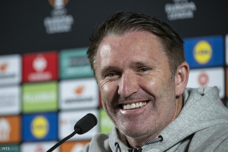 Robbie Keane vezetőedző a Ferencváros labdarúgócsapatának sajtótájékoztatóján a genki Cegeka Arénában 2025. október 1-jén. A csapat másnap a belga Genk vendégeként lép pályára az Európa-liga ligaszakaszának második fordulójában.