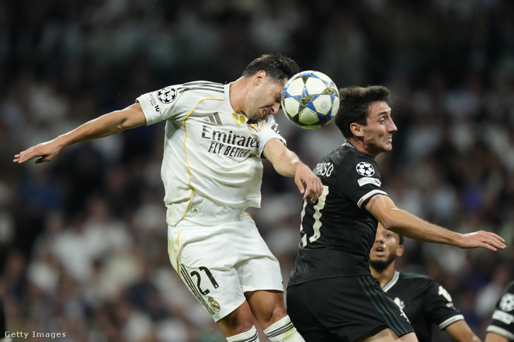 Brahim Díaz, a Real Madrid játékosa fejel a 2025–2026-os Bajnokok Ligája-idény ligaszakaszának 3. fordulójában, a Juventus elleni mérkőzésén, 2025. október 22-én, a madridi Santiago Bernabéu Stadionban.
