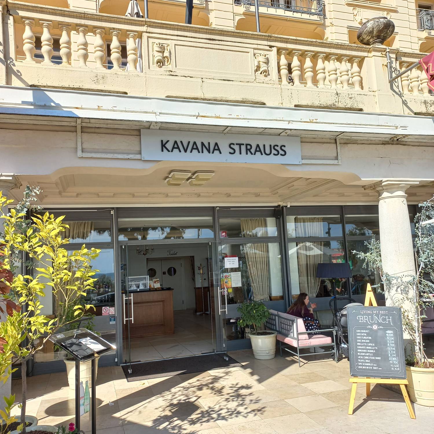 A Café Strauss Kvarner öbölre néző nyitott terasza tökéletes helyszín egy kávéra vagy koktélra és sütire.