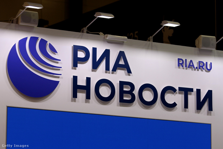 A Ria Novosztyi logója Szentpétervár, Oroszországban