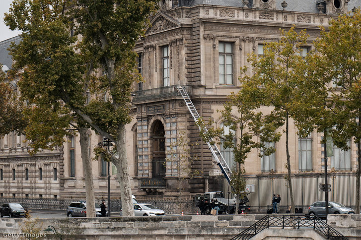 A nyomozó rendőri egység a Louvre múzeum folyópartján tartózkodik 2025. október 19-én