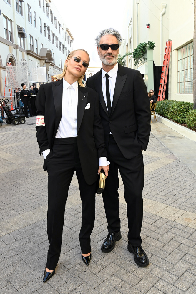 Rita Ora és férje, a sikeres hollywoodi rendező Taika Waititi úgy döntöttek, hogy teljesen összeöltöznek ez alkalommal, hiszen mind a ketten egy elegáns fekete-fehér öltönyben jelent meg