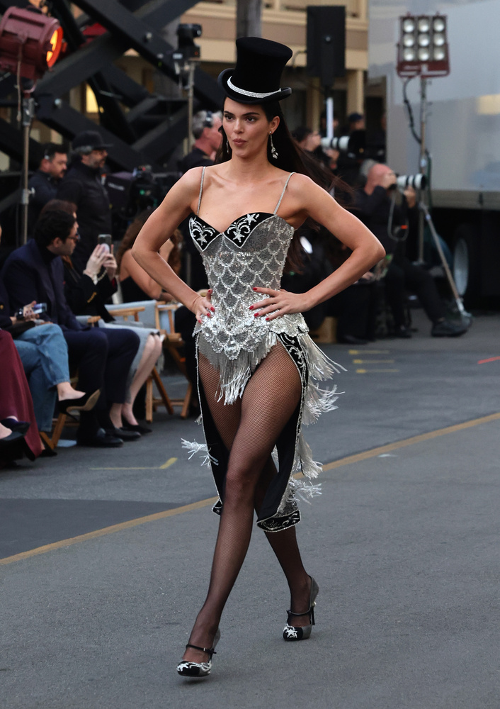 Kendall Jenner egy Moulin Rouge ihlette ezüst outfitben vonult végig a kifutón.