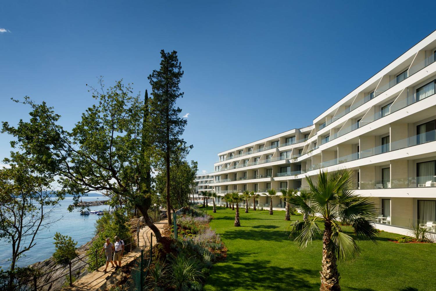 Az Ičići Hotel minden szobája a tengerre néz.