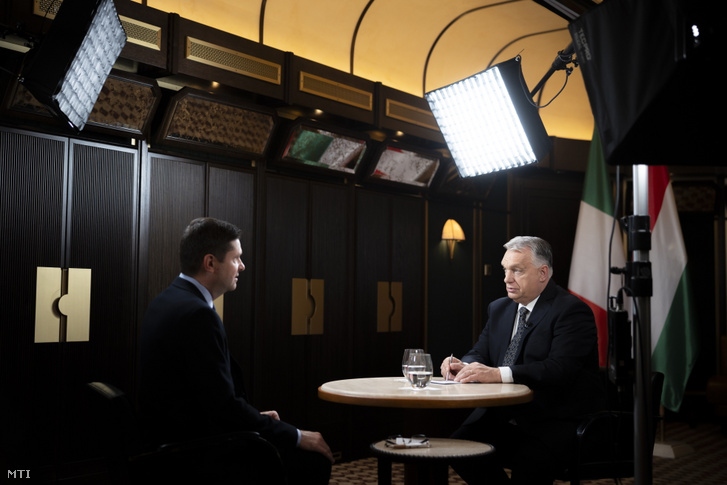 Orbán Viktor miniszterelnök vatikáni látogatása során nyilatkozik az M1 aktuális csatornának 2025. október 27-én