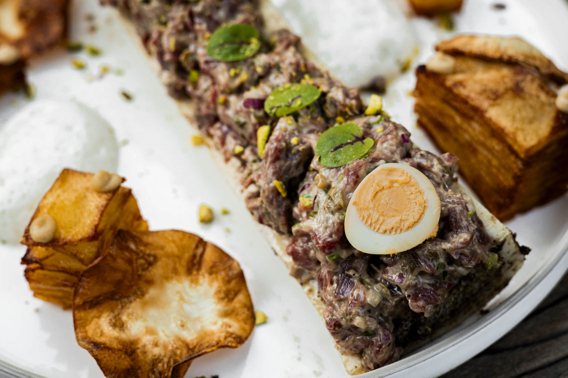 A bivalytatáros velős csont mellé burgonya, füstölt fürj tojás és zellerropogós is érkezik