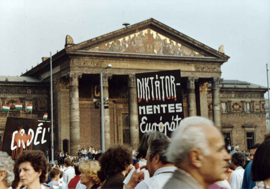 Hősök tere, háttérben a Műcsarnok. Az erdélyi falurombolás elleni tüntetés 1988. június 27-én