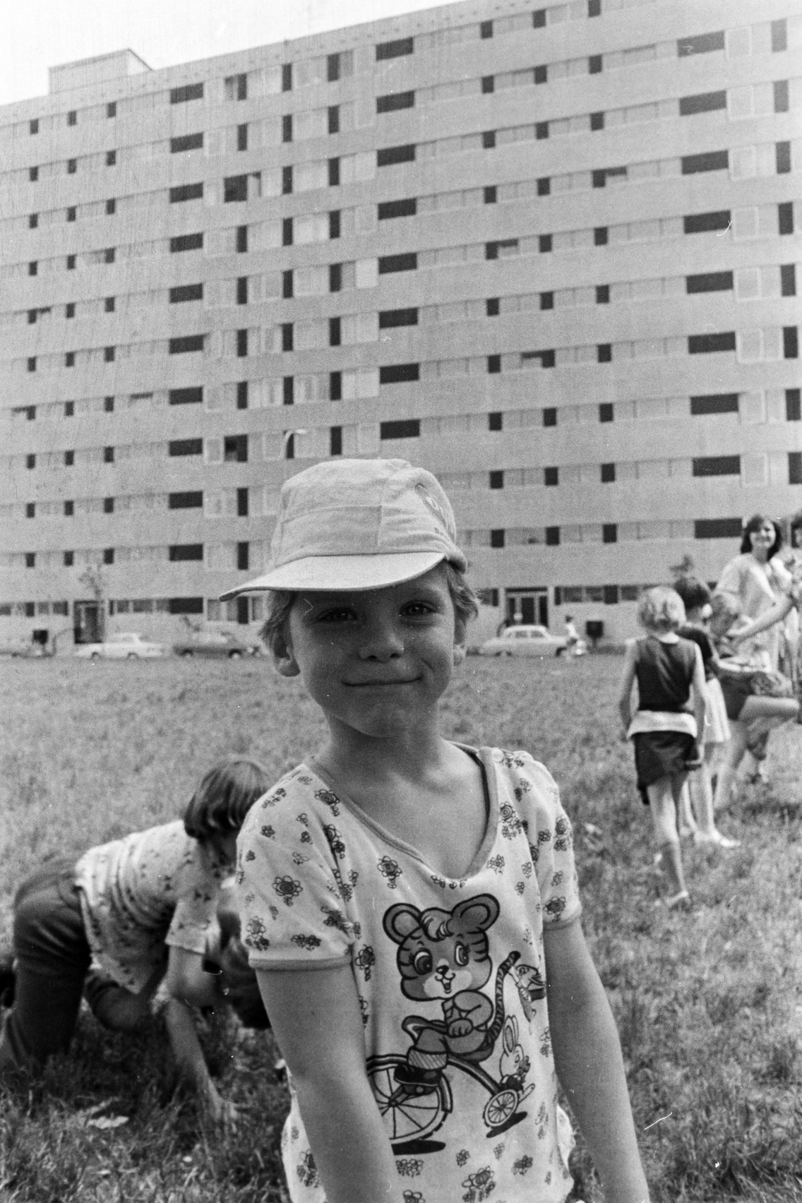 Örs vezér útja, háttérben az Örs vezér tere 11–14. számú ház hátsó homlokzata, 1977