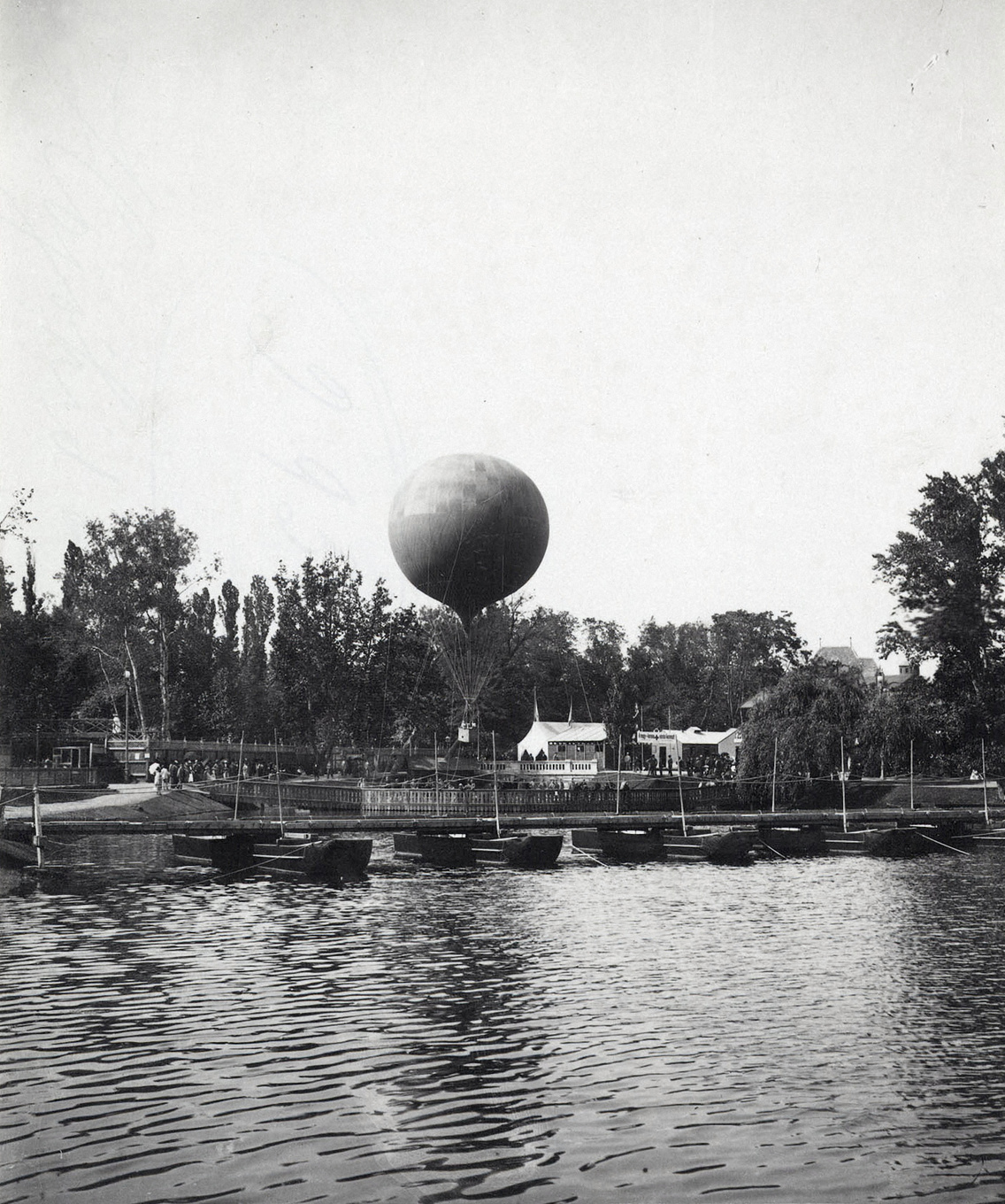 Hajóhíd és hőlégballon, 1896