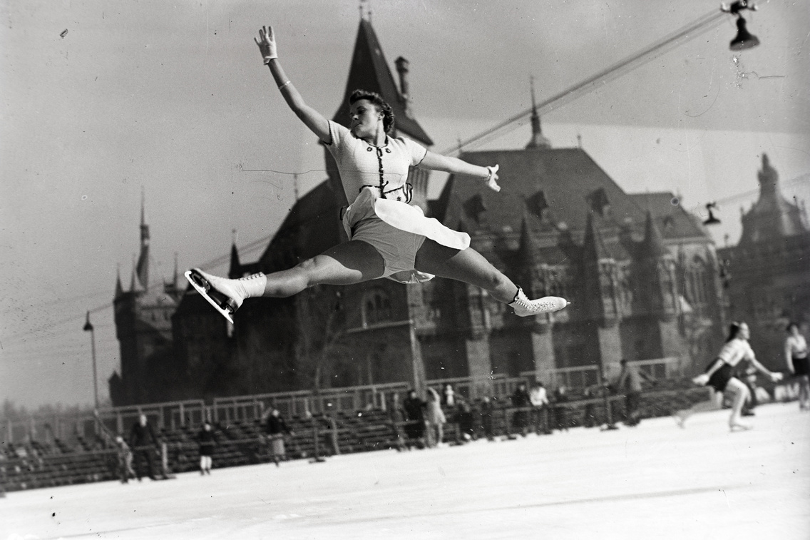 Műjégpálya. Botond Éva műkorcsolyázó. Háttérben a Vajdahunyad vára, 1938