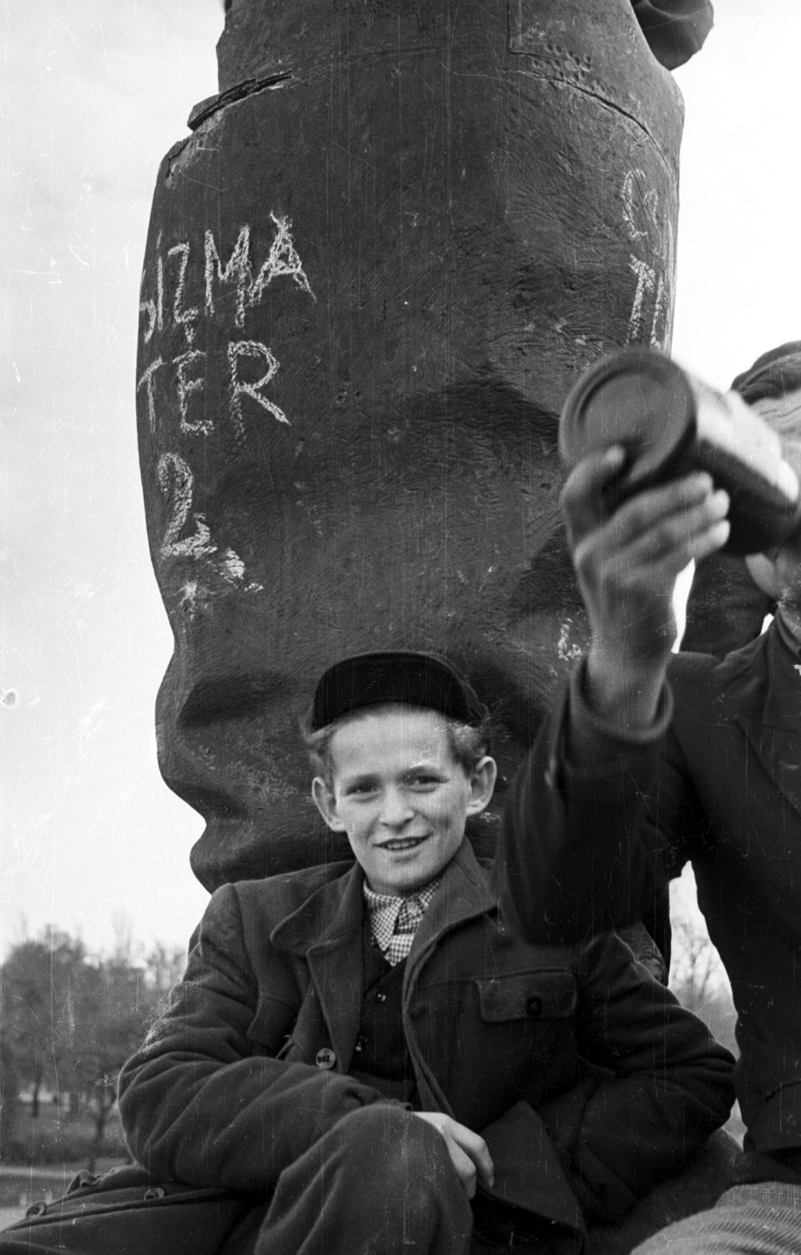 Ötvenhatosok tere (Sztálin tér), a Sztálin-szobor maradványa, 1956