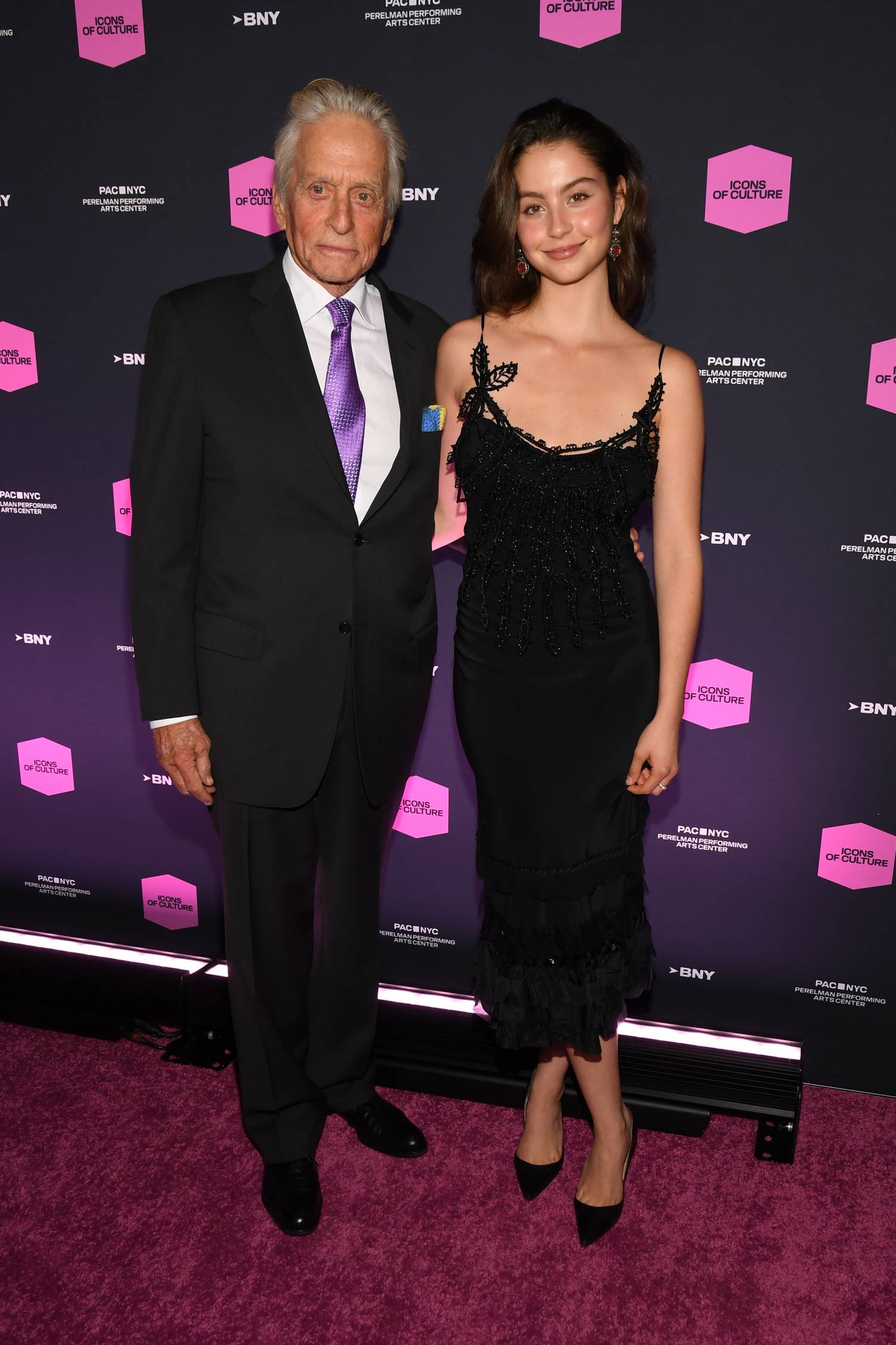 Carys Douglas fekete estélyiben jelent meg apja oldalán a 2025-ös PAC NYC Icons of Culture Gálán.