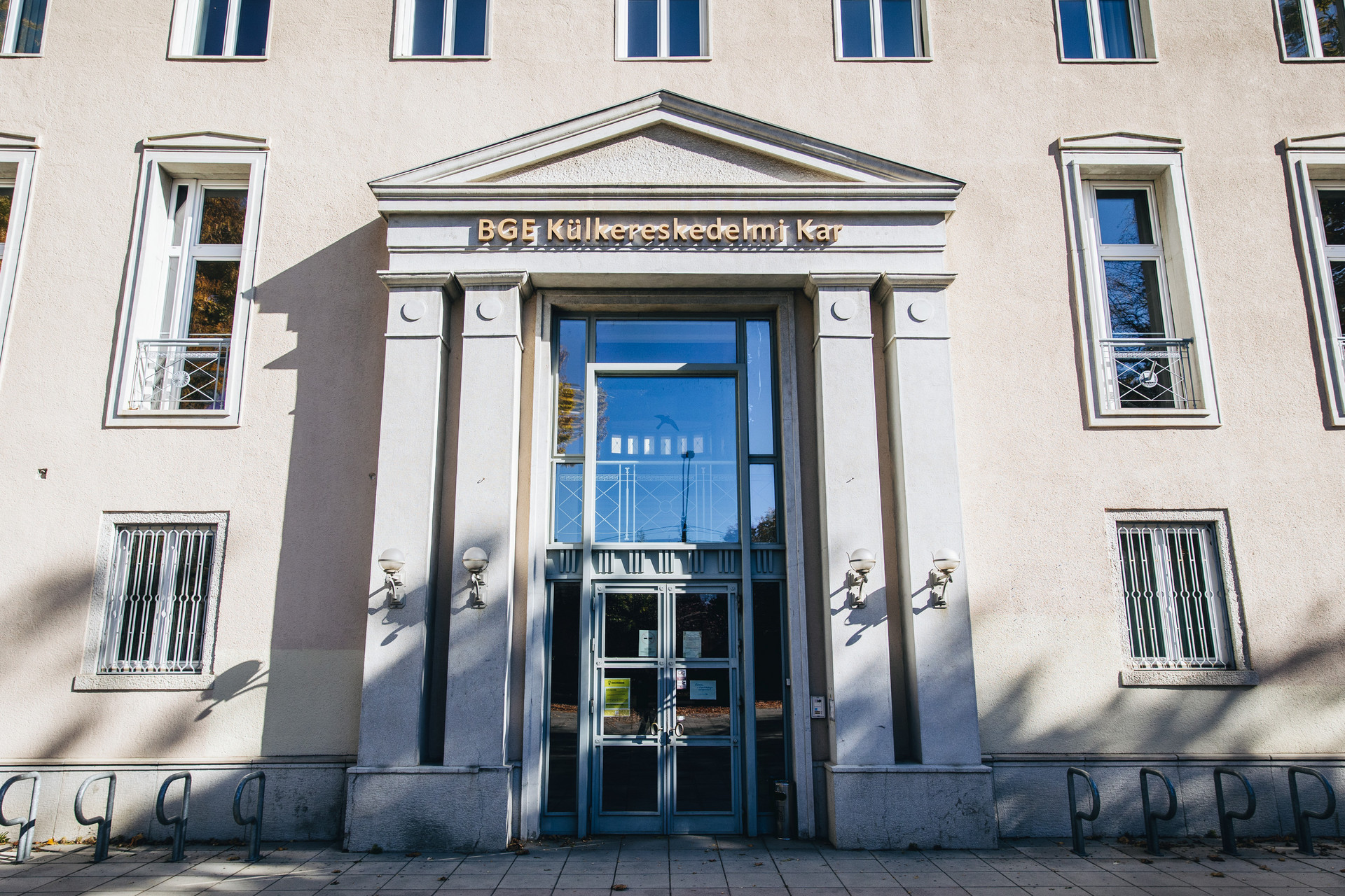Eredetileg katonai középiskolának épült
