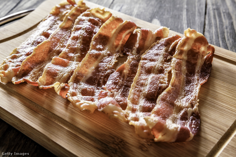 A tudosók szerint a nitritek és a bacon, a sonka, illetve a kolbász előállítási módja együtt idézheti elő a rákkeltő vegyületek kialakulását. (Illusztráció: Getty Images)