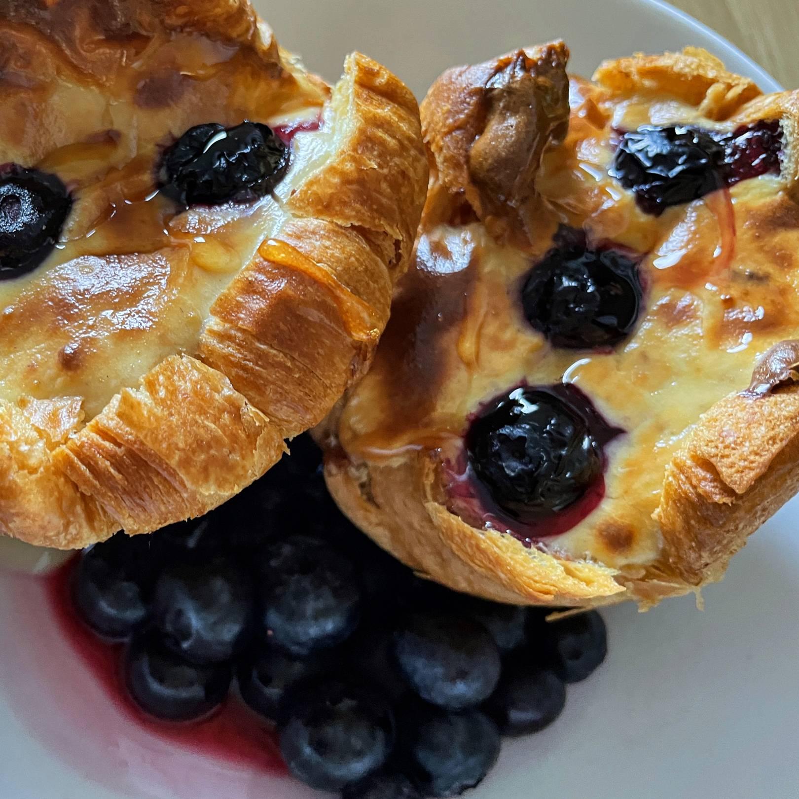 Krémes áfonyás sajttorta.