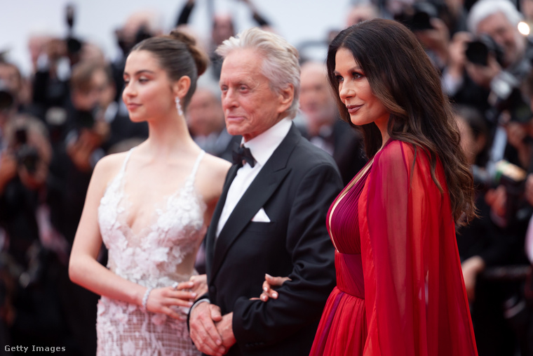 Catherine Zeta-Jones és Michael Douglas a lányukkal. (Fotó: Getty Images)