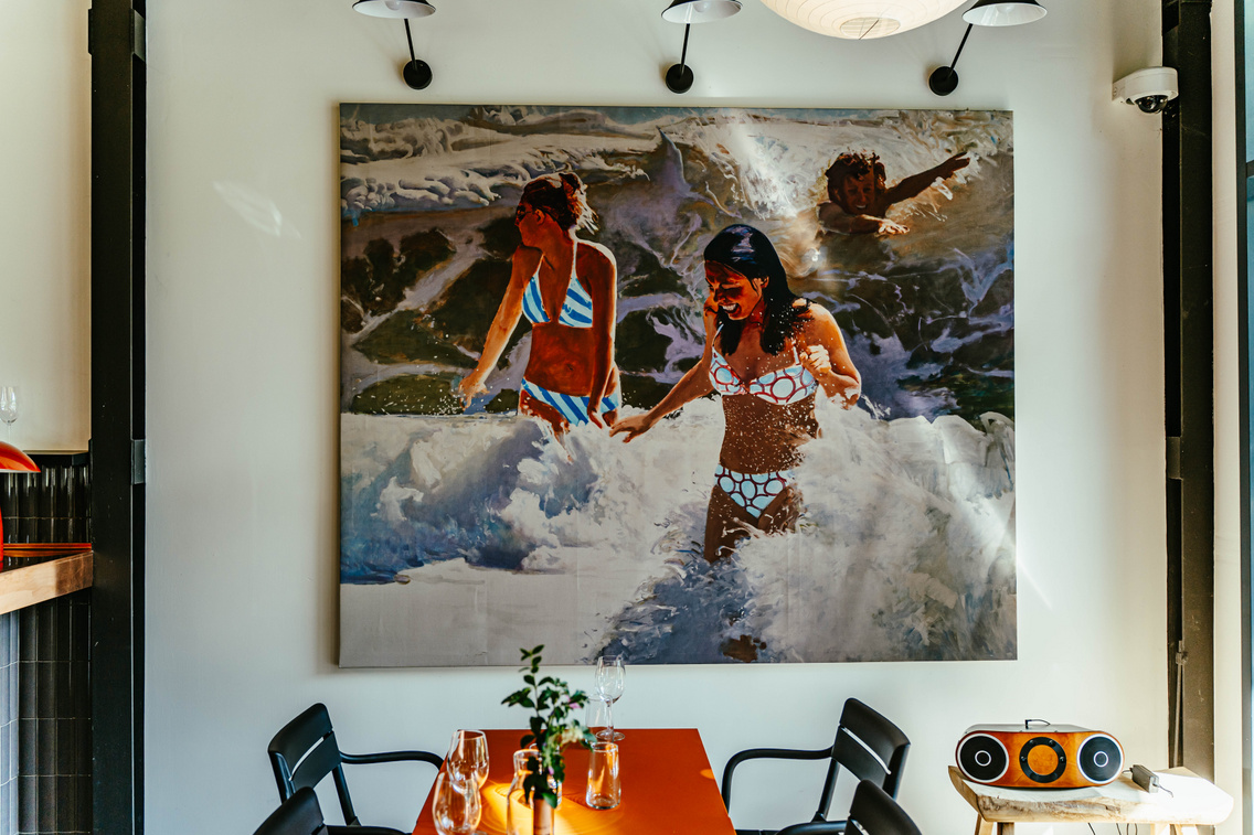 A képek a balatoni kötődésű Konkoly Gyula kortárs festőművész alkotásai