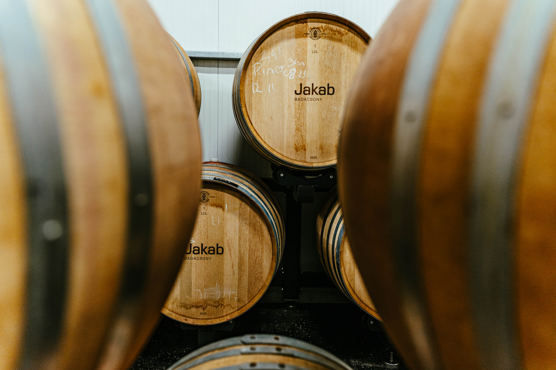 A legtöbb bor osztrák Stockinger, illetve francia François Frères hordókban van