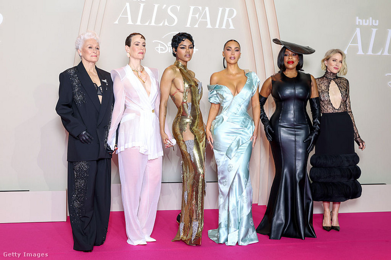 Kim Kardashian és színésztársai az All's Fair című sorozat bemutatóján, amelyben ő játssza az egyik főszereplőt. (Fotó: Getty Images)