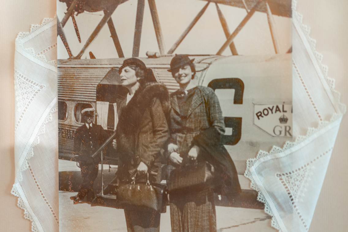 Repülős utazásra készülő Zwack hölgyek