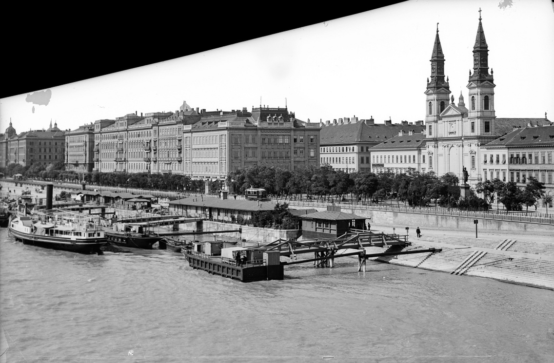 A Duna-korzó és a Petőfi tér az Erzsébet hídról nézve, jobbra a Nagyboldogasszony ortodox székesegyház, 1908