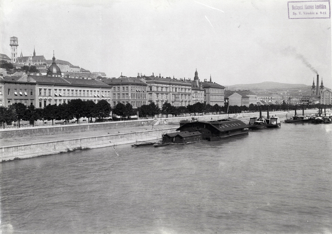 A budai Duna-part a Széchenyi lánchídról a Batthyány (Bomba) tér felé nézve. A felvétel 1894-ben készült