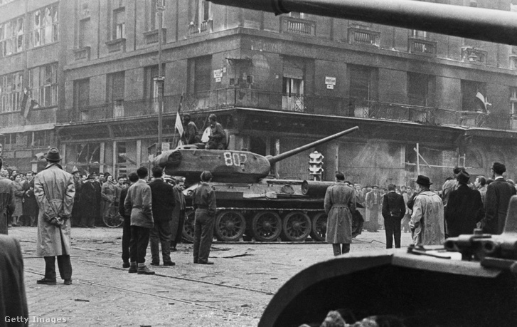 Magyar zászló egy elfogott szovjet tankon Budapesten 1956. október 30-án