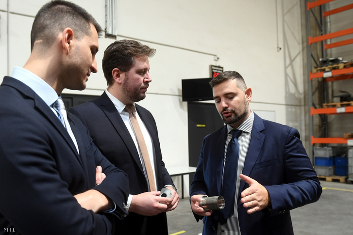 Hunyadi László a Nemzetgazdasági Minisztérium kis- és középvállalkozások fejlesztéséért felelős helyettes államtitkára (k) Fehérváry Tamás a Magyar Gazdaságfejlesztési Ügynökség ügyvezetõ igazgatója (b) és Piheni Zsolt az Indupro Kft. ügyvezetõ igazgatója (j) a cég lézermegmunkáláson alapuló üzemében Páyon 2025. október 30-án