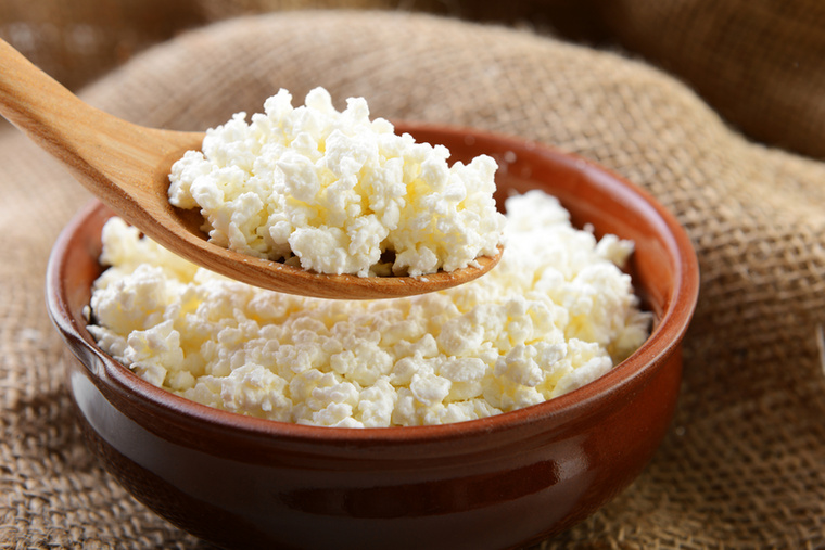Cottage cheeseAz élő kultúrákat tartalmazó cottage cheese probiotikumokban gazdag, fehérjében, kalciumban, foszforban és B-vitaminokban bővelkedik, így támogatja a csontok egészségét és az energiaanyagcserét
