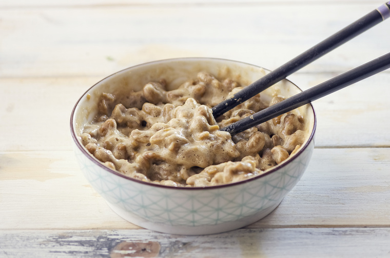 NattoA natto probiotikumokban gazdag, fermentált szójatermék, amely több fehérjét, mikrotápanyagot és antioxidánst tartalmaz, mint a joghurt, és támogatja a szövetek, az immunrendszer és az anyagcsere egészségét