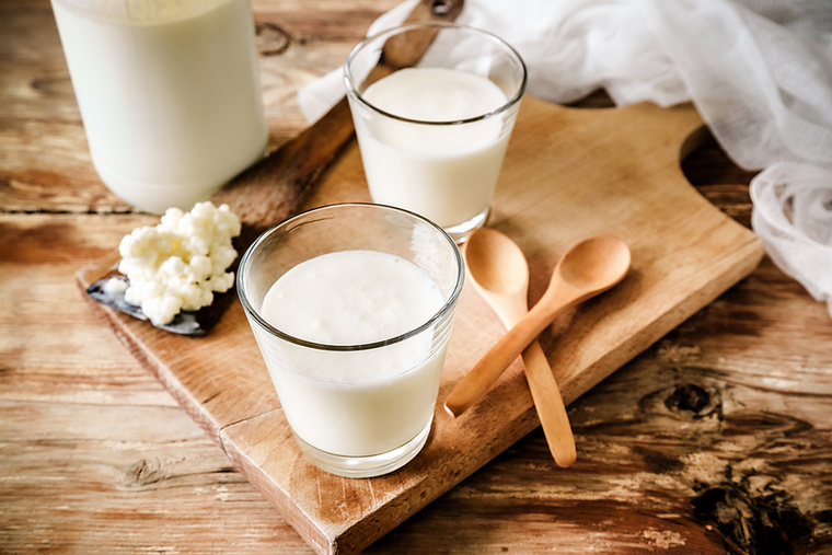 KefirA kefir probiotikumokban gazdag ital, amely támogatja a bélflórát, gyulladáscsökkentő hatású, és segíthet a koleszterinszint csökkentésében