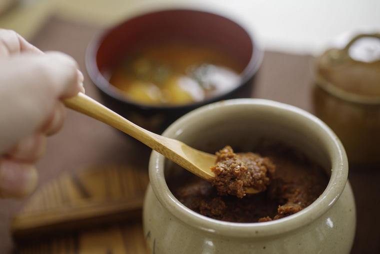 Miso pasztaA miso probiotikumokban gazdag, ásványianyagokban (például mangán és cink) bővelkedő fermentált paszta, amely támogatja az emésztést, a csontok, a fogak és az immunrendszer egészségét