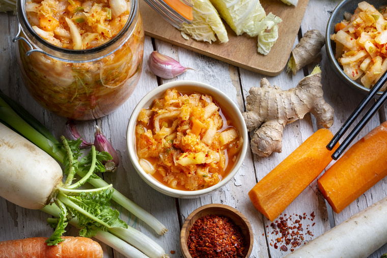 KimchiA kimchi probiotikumokban gazdag, egészséges kiegészítője lehet az étrendnek, emellett antioxidánsokat és vitaminokat is tartalmaz, így támogatja az immunrendszert, a szem egészségét és a bélflórát