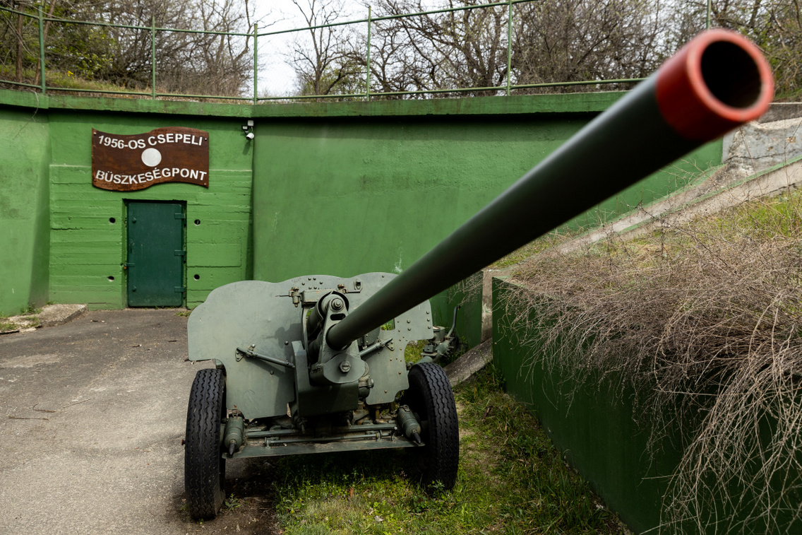 Bejárat a Tamariska-domb alatti bunkermúzeumba