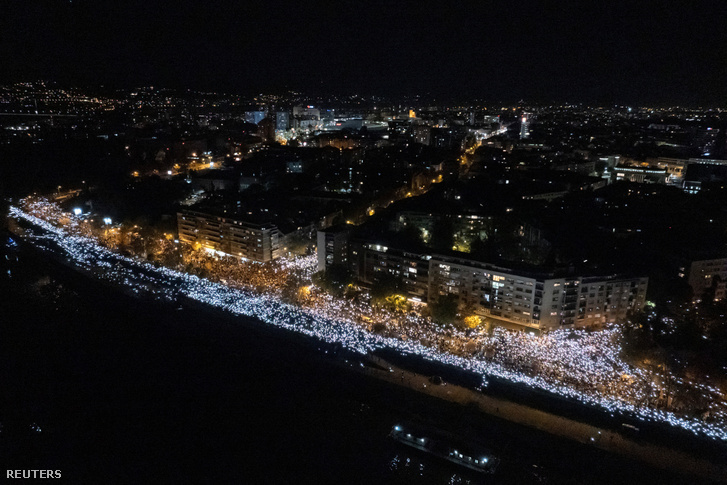 Az újvidéki vasútállomás egy évvel ezelőtti összeomlására szervezett megemlékezés Szerbiában 2025. november 1-jén