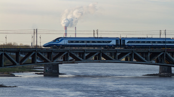 Elválik két világ – százperces Lengyelország, végtelen késésben Magyarország