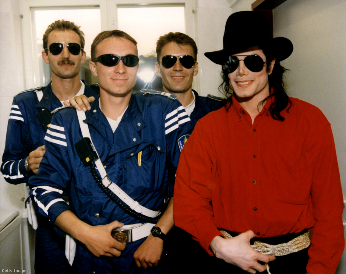 Michal Jackson első budapesti látogatásakor motoros kíséretével – 1994