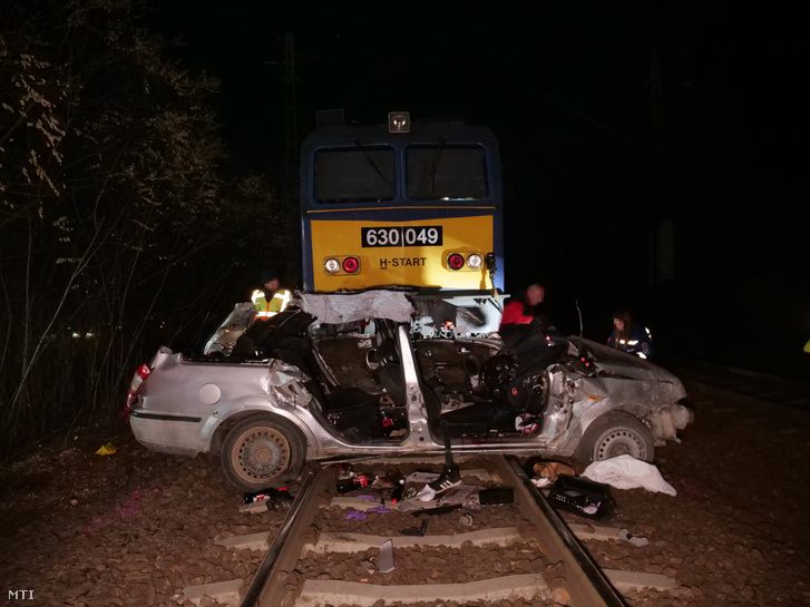 Összeroncsolódott személyautó miután összeütközött egy intercity vonattal Szentmártonkátán 2025. november 5-én
