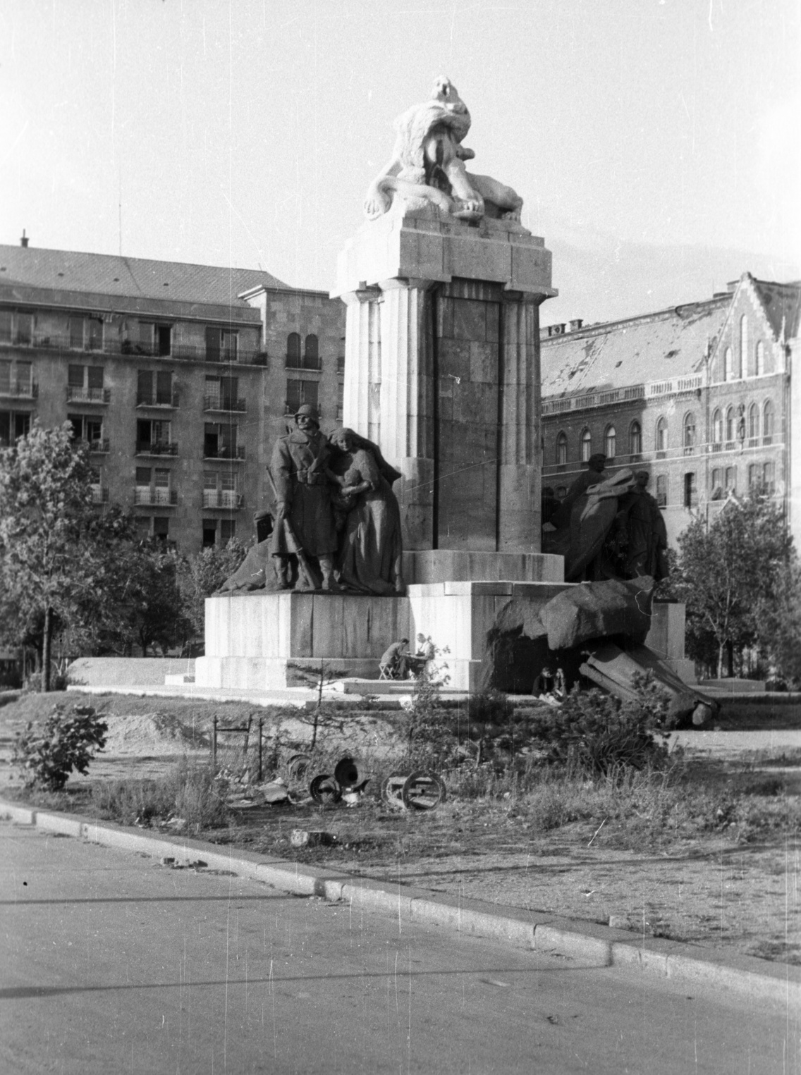 Gróf Tisza István megrongált szobra a Parlament északi oldala mellett 1945-ben