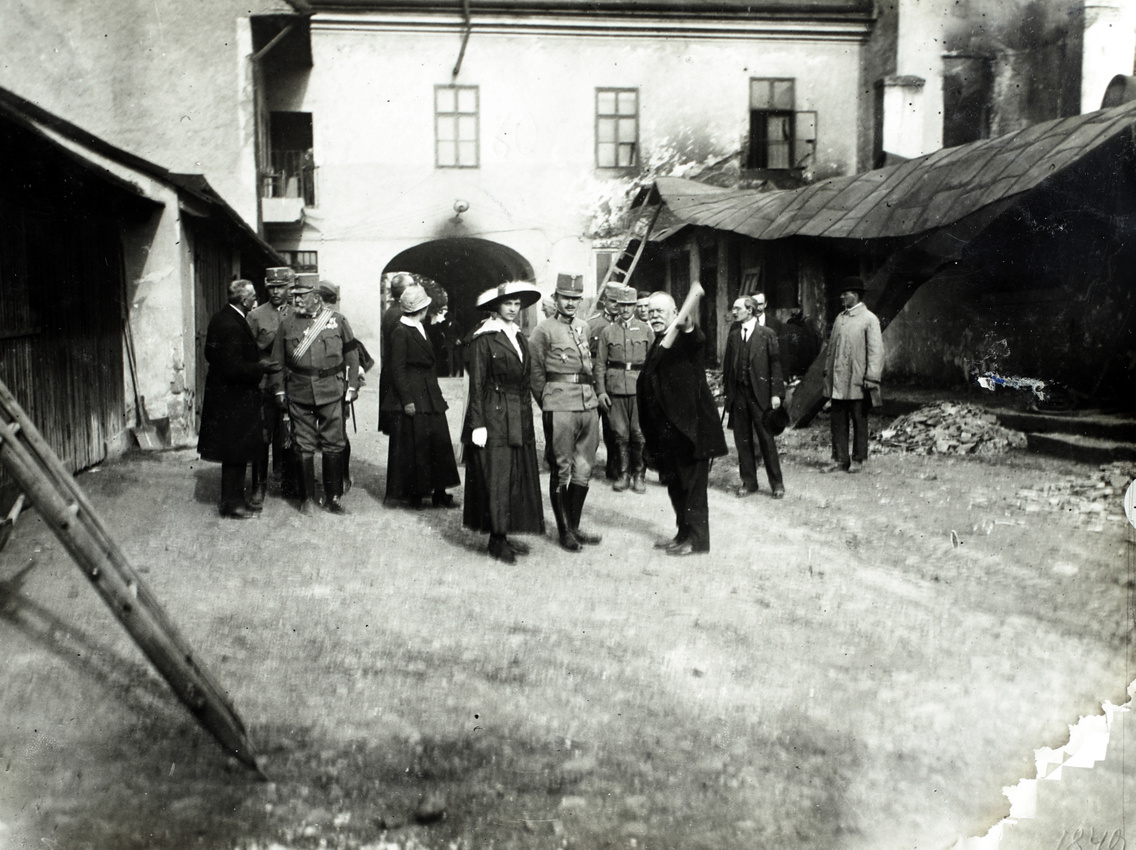 IV. Károly király, Zita királyné és gróf Tisza István miniszterelnök látogatása a városban, az 1917. május 21-i tűzvész után két nappal. A királyi pár és Kemény János polgármester a régi városháza Nagytemplommal szembeni épületének udvarán, 1917