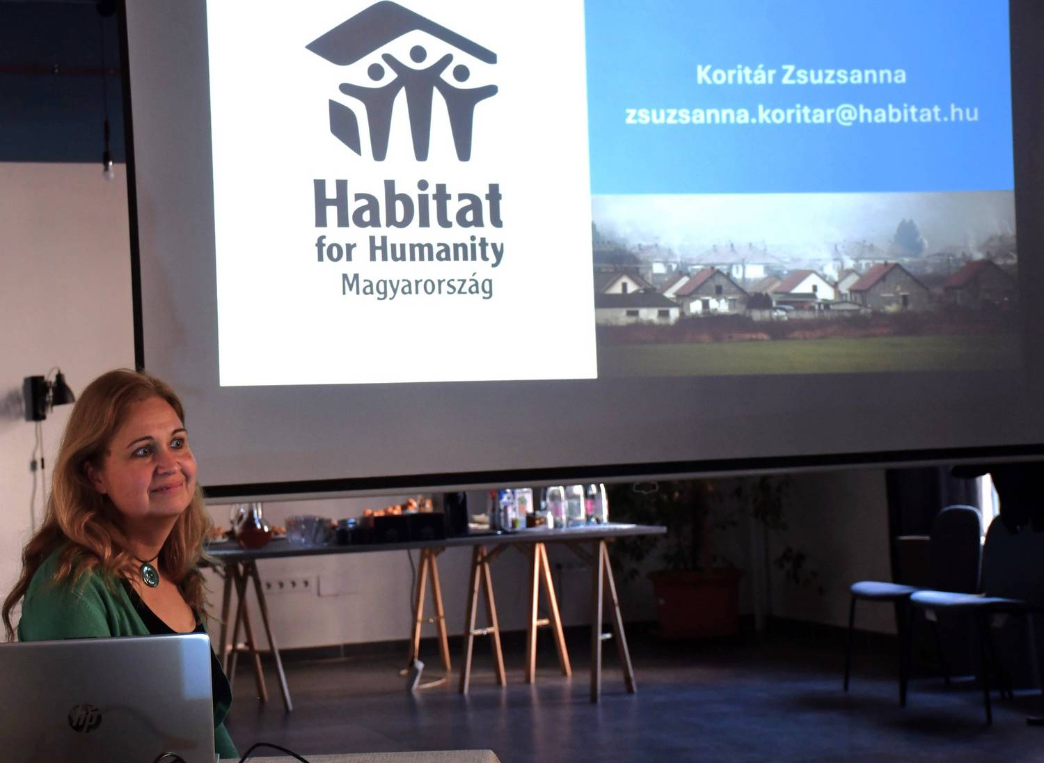 Koritár Zsuzsanna bemutatja Az energiaszegénység csökkentése célzott felújítási programmal című szakpolitikai jelentését és a Falusi LakHatás program tapasztalatait 2025. november 5-én.
