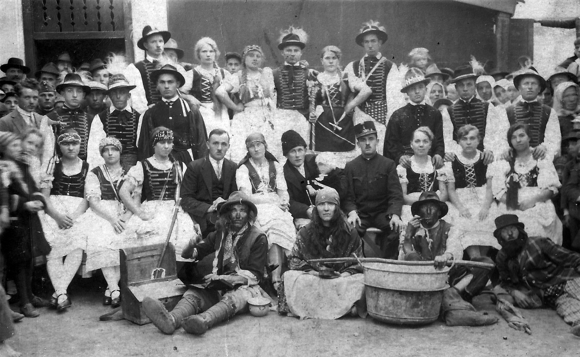 Drótostótjelmez az alsó sor bal szélén 1931 farsangjáról