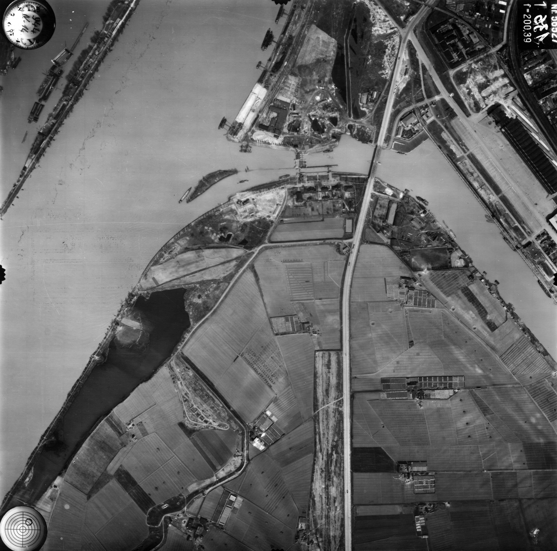 Csepel 1944 szeptemberében. Középen a Weiss Manfréd út, fent a Ráckevei-Duna a Kvassay-zsilippel és a híddal, jobbra a Nagyvásártelep, balra a Kopaszi-gát látszik